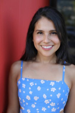 Göz kamaştırıcı bir İspanyol kadın manken yaz gününün tadını çıkarıyor.