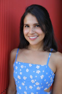 Göz kamaştırıcı bir İspanyol kadın manken yaz gününün tadını çıkarıyor.