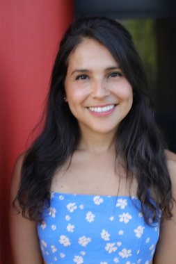 Göz kamaştırıcı bir İspanyol kadın manken yaz gününün tadını çıkarıyor.