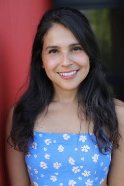 Göz kamaştırıcı bir İspanyol kadın manken yaz gününün tadını çıkarıyor.