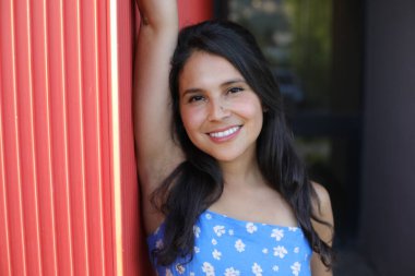 Göz kamaştırıcı bir İspanyol kadın manken yaz gününün tadını çıkarıyor.