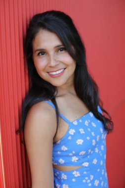 Göz kamaştırıcı bir İspanyol kadın manken yaz gününün tadını çıkarıyor.