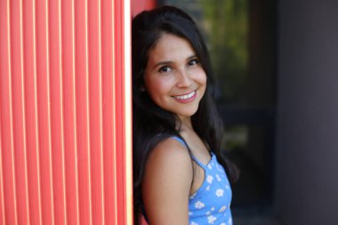 Göz kamaştırıcı bir İspanyol kadın manken yaz gününün tadını çıkarıyor.