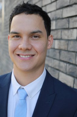 Takım elbiseli yakışıklı bir iş adamı.