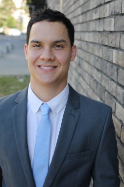 Takım elbiseli yakışıklı bir iş adamı.