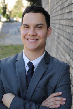 Takım elbiseli yakışıklı bir iş adamının portresi.