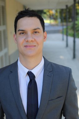 Takım elbiseli yakışıklı bir iş adamının portresi.