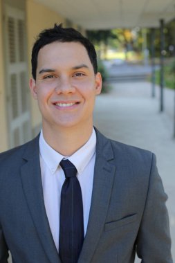 Takım elbiseli yakışıklı bir iş adamının portresi.