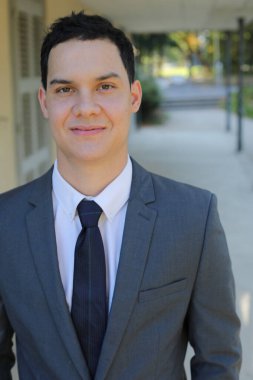 Takım elbiseli yakışıklı bir iş adamının portresi.