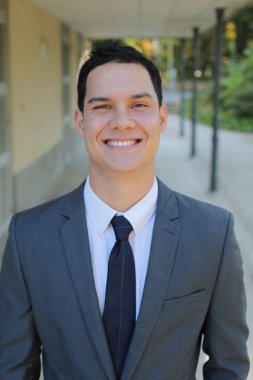 Takım elbiseli yakışıklı bir iş adamının portresi.