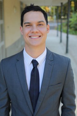 Takım elbiseli yakışıklı bir iş adamının portresi.