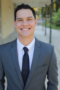 Takım elbiseli yakışıklı bir iş adamının portresi.