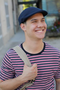 Şehirde şapkalı yakışıklı bir gencin portresi.