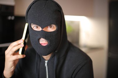 Bilinmeyen bir cep telefonu aramasının tehlikelerini temsil eden kavram