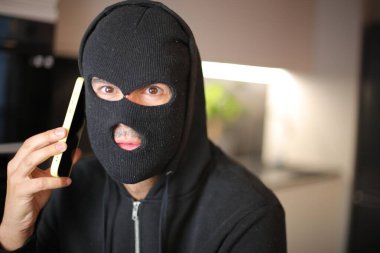 Bilinmeyen bir cep telefonu aramasının tehlikelerini temsil eden kavram