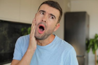 Sabahları esneyen yakışıklı bir adamın portresi..