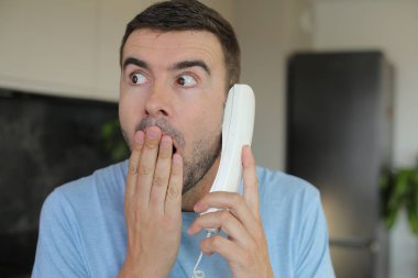 Arka planda telefonla konuşan bir adamın portresi.