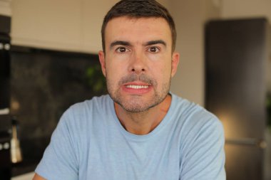 Adam arka planda komik suratlar yapıyor, kapat.