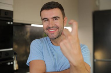 İşaret gösteren yakışıklı bir adamın portresi