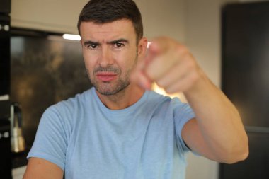 Genç ve yakışıklı adam parmak işareti gösteriyor.