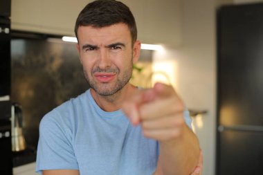 Genç ve yakışıklı adam parmak işareti gösteriyor.