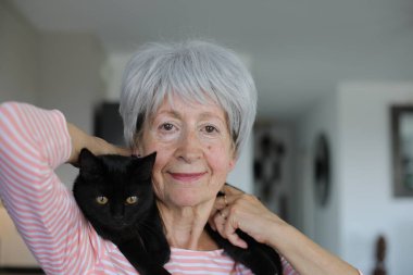 Çok tatlı bir yaşlı kadın ve onun kara kedisi