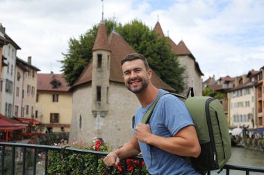 Annecy, Fransa 'da yakışıklı erkek turist