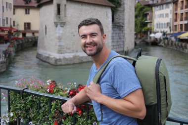 Annecy, Fransa 'da yakışıklı erkek turist