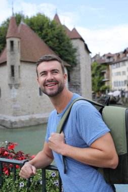 Annecy, Fransa 'da yakışıklı erkek turist