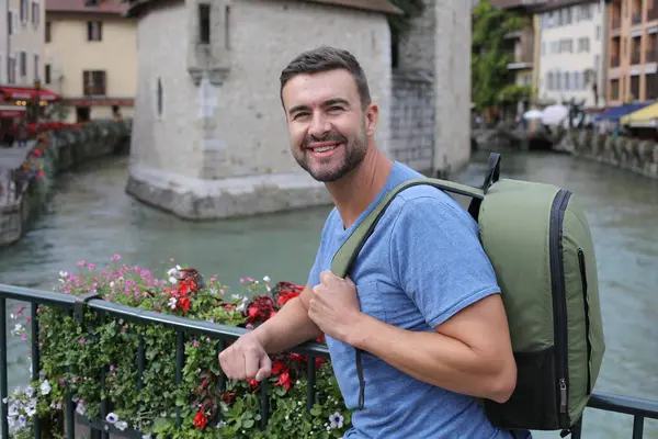 Annecy, Fransa 'da yakışıklı erkek turist