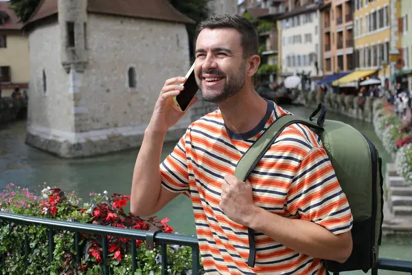 Annecy, Fransa 'da telefonu olan yakışıklı bir turist.