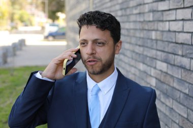 İspanyol adam sokaktan bir telefon görüşmesi yapıyor.