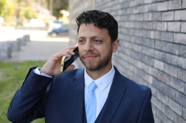 İspanyol adam sokaktan bir telefon görüşmesi yapıyor.