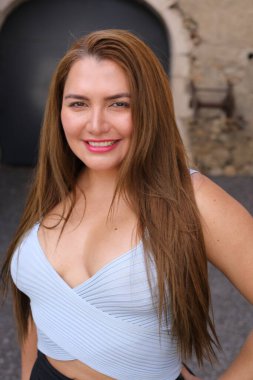 Sokakta giyinmiş harika bir İspanyol kadın.