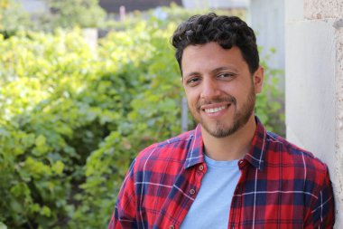 Tarım işçisi arka planda tarlalarla poz veriyor