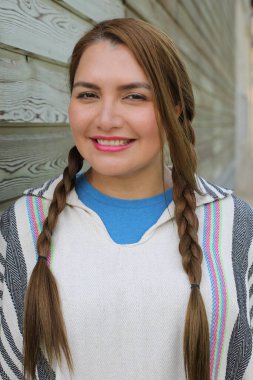 Güzel İspanyol kadın ruana giyiyor.