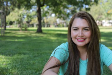 Güzel İspanyol kadın kafasından vuruldu.