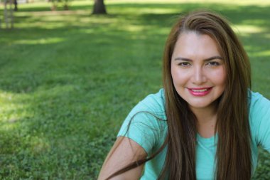 Güzel İspanyol kadın kafasından vuruldu.