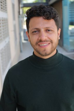 Yakışıklı sakallı adam zarif bir kaplumbağa yaka süveter giyiyor.