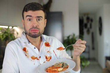 Bir tabak pirinç ve domates soslu bir adam.