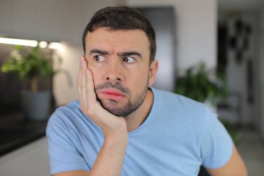 Bir şeyi dikkatle gözlemleyen adam.