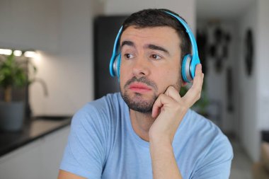 Hüzünlü müzik dinleyen nostaljik bir adam.