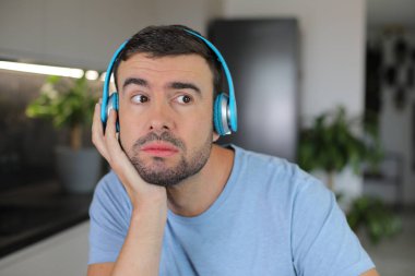 Hüzünlü müzik dinleyen nostaljik bir adam.