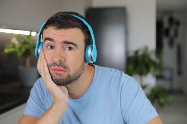 Hüzünlü müzik dinleyen nostaljik bir adam.