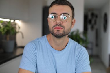 Modern biyonik gözler kullanan bir adam