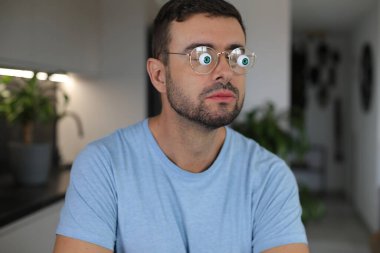 Modern biyonik gözler kullanan bir adam