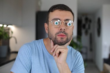 Modern biyonik gözler kullanan bir adam