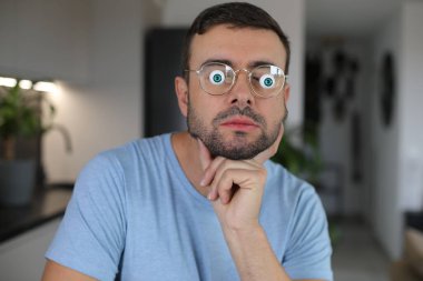 Modern biyonik gözler kullanan bir adam