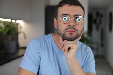 Modern biyonik gözler kullanan bir adam