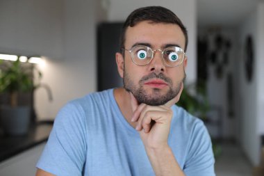 Modern biyonik gözler kullanan bir adam